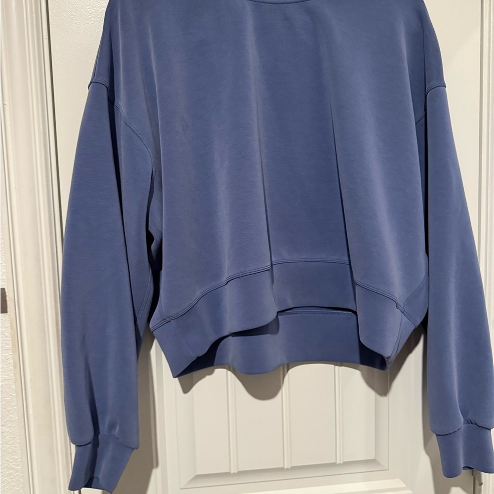 Lululemon Women's Blue Sweatshirt